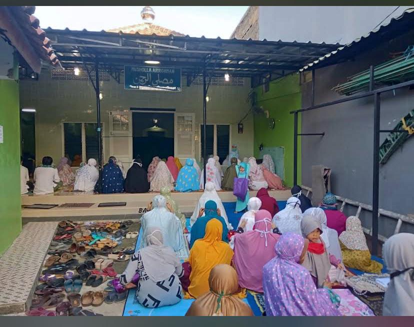 Jamaah Sholat & Pengajian Akbar di Teras Musholla