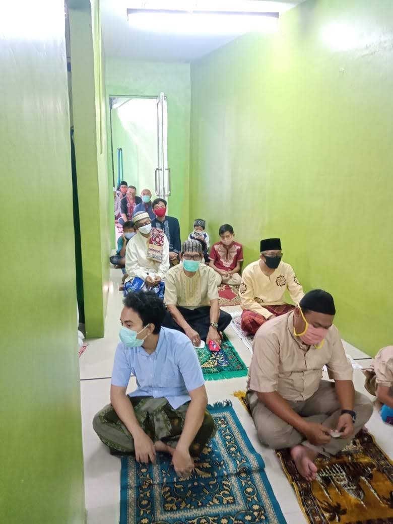 Jamaah Khusyuk Mengikuti Acara dari Selasar Musholla